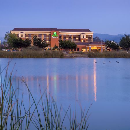 Holiday Inn Express At Monterey Bay By Ihg Сисайд Экстерьер фото