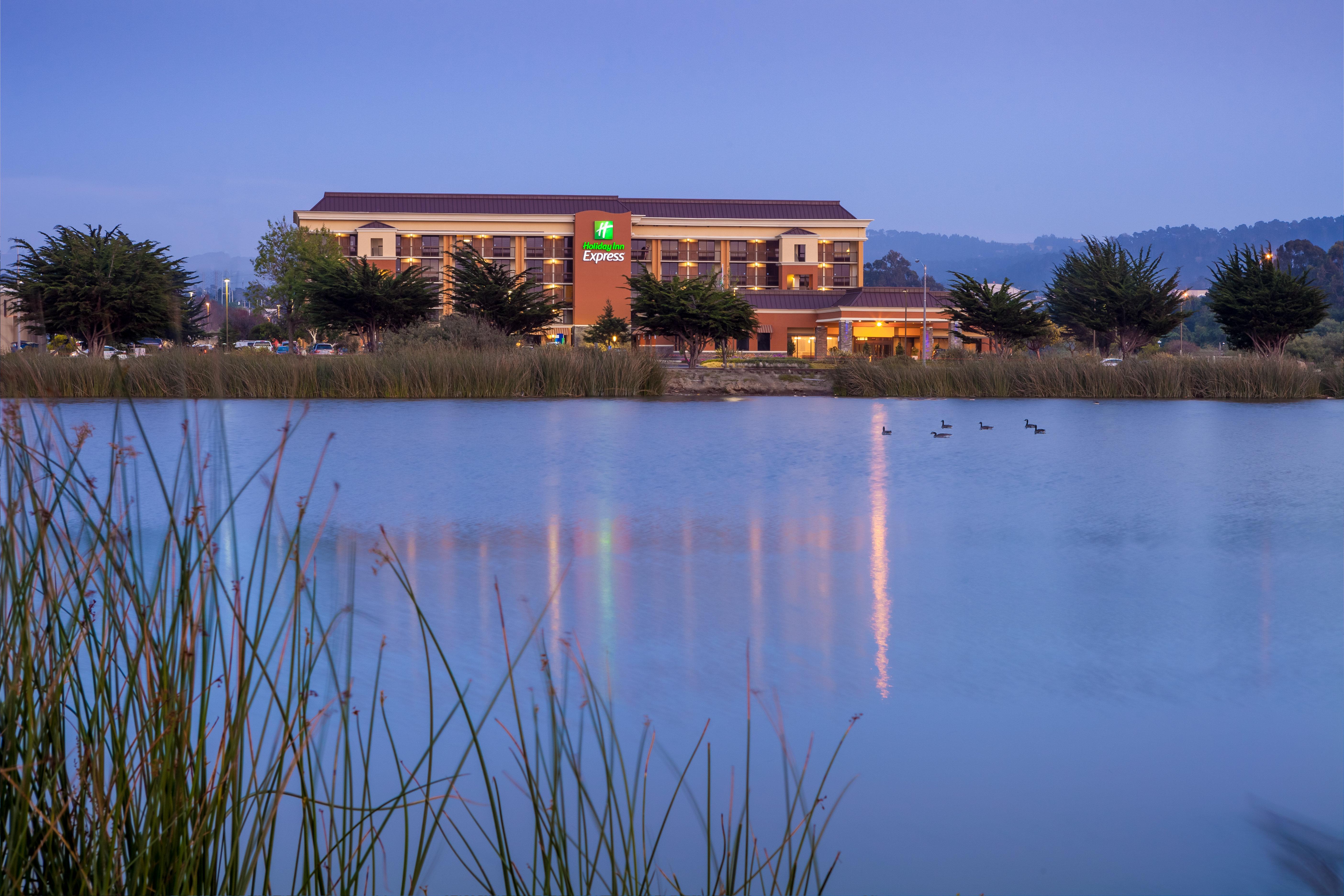 Holiday Inn Express At Monterey Bay By Ihg Сисайд Экстерьер фото